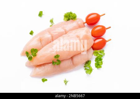 Brochettes de viande et légumes crus.vue du dessus.poulet cru intérieur sur brochettes avec tomates fond blanc avec épices, herbes.viande de poulet cru non cuite Banque D'Images