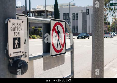 Affiche de marche transversale avec les voitures qui conduisent à l'arrière-plan Banque D'Images