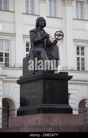 Le monument Nicolaus Copernic devant l'Académie polonaise des sciences sur Krakowskie Przedmieście à Varsovie, Pologne Banque D'Images