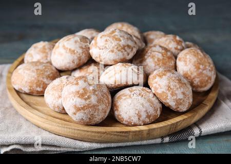 Assiette avec délicieux biscuits maison au pain d'épice sur table bleue, gros plan Banque D'Images