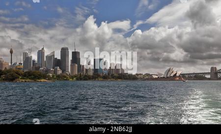 492 vue depuis la ne depuis le ferry pour Manly qui relie les gratte-ciel du quartier des affaires de Sydney, ainsi que l'Opéra et le Harbour Bridge. NSW-Australie. Banque D'Images