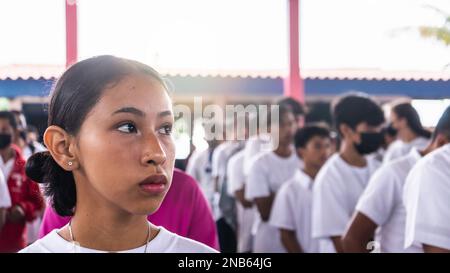 Jeune étudiant de Latina au milieu d'un groupe Banque D'Images