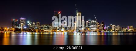 Vue panoramique de la ville de Perth prise la nuit depuis le South Perth Foreshore. Photo panoramique à exposition longue assemblée à partir de plusieurs photos. Banque D'Images