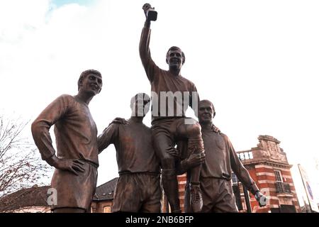 Londres, Royaume-Uni. 16th janvier 2023. La statue des champions est photographiée près du site de l'ancien stade Boleyn Ground de West Ham United à Upton Park. La statue, sculptée par Philip Jackson, représente (l-r) Martin Peters, Geoff Hurst, Bobby Moore et Ray Wilson avec le trophée Jules Rimet après la victoire de la coupe du monde d'Angleterre en 1966. Crédit : Mark Kerrison/Alamy Live News Banque D'Images