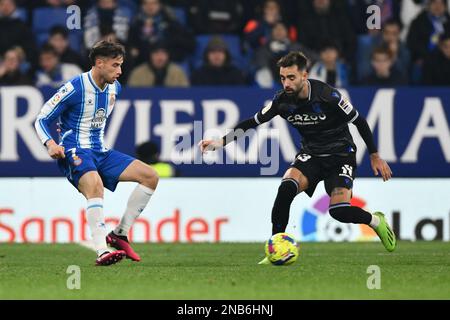 Stade RCD Espanyol, Barcelone, Espagne, 13 février 2023, Puado (RCD Espanyol) et Brais Mendez (Real Sociedad) pendant Espanyol vs Real Sociedad - football espagnol la Ligue match Banque D'Images