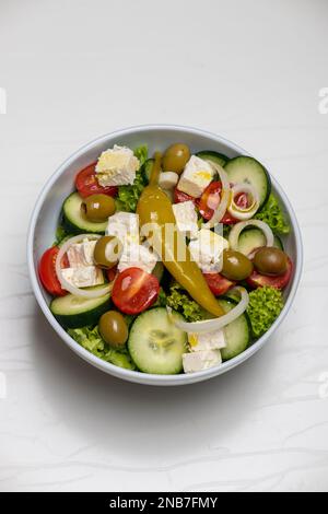 salade grecque sur marbre blanc Banque D'Images