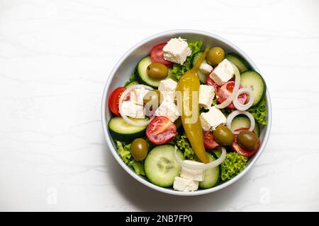 salade grecque sur marbre blanc Banque D'Images