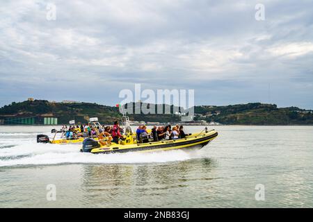 Lisbonne, Portugal, 26 octobre 2016 : croisière en hors-bord sur le Tage à Lisbonne, Portugal Banque D'Images