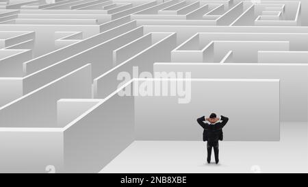 Homme d'affaires sérieux essayant de sortir du labyrinthe Banque D'Images