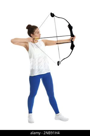 Femme avec arc et flèche pratiquant le tir à l'arc sur fond blanc Banque D'Images