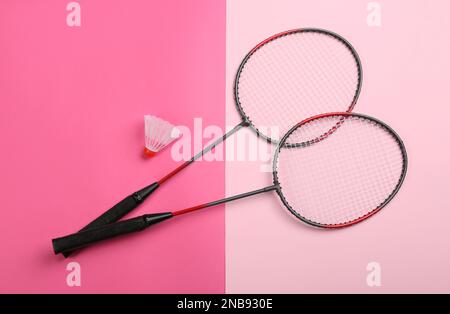 Raquettes et volants sur fond de couleur, plat. Équipement de badminton Banque D'Images