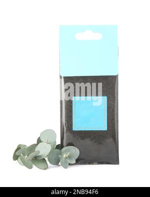 Sachet parfumé et branche d'eucalyptus sur fond blanc Banque D'Images