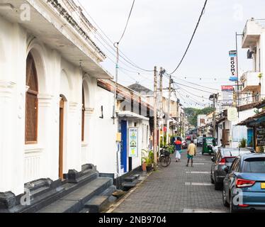 les gens qui marchent dans une rue animée le matin à galle fort sri lanka. Banque D'Images
