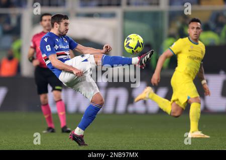 Gênes, Italie, le 13th février 2023. Harry Winks de UC Sampdoria efface le ballon comme Lautaro Martinez de FC Internazionale regarde sur pendant la série Un match à Luigi Ferraris, Gênes. Le crédit photo devrait se lire: Jonathan Moscrop / Sportimage Banque D'Images