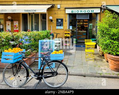 Le magasin Bioroom Gusto Fresco, un marché de produits biologiques et de jus de fruits dans la ville médiévale fortifiée de Lucca, en Italie. Banque D'Images