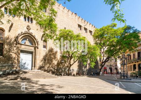 L'église catholique Sant Pere des Puelles sur la Plaza de San Pedro, ou Placa Sant Pere, dans le quartier gothique El Born de Barcelone, en Espagne. Banque D'Images