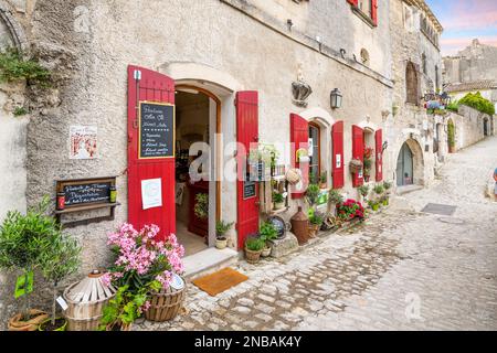 Un café en plein air donnant sur les Alpilles et la vallée des Baux aux Baux-de-Provence, dans la région provençale du Sud de la France. Banque D'Images