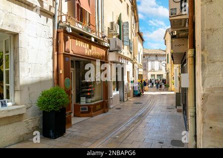 L'une des nombreuses rues et ruelles typiques de cafés et de boutiques colorés dans la ville historique de Saint-Rémy-de-Provence lors d'une belle journée d'été. Banque D'Images