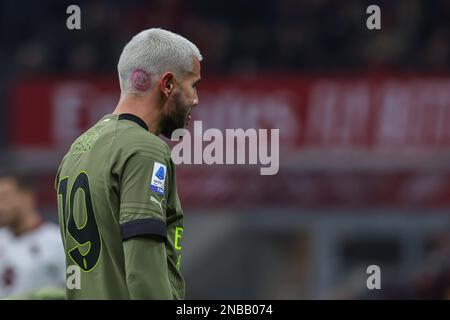 Un visage souriant est vu teint dans les cheveux blanchis de Theo Hernandez d'AC Milan pendant Serie Un match de football 2022/23 entre AC Milan et Torino FC A. Banque D'Images