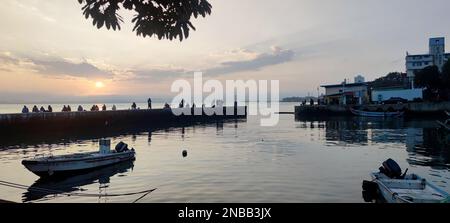 Tamsui, Taïwan - 12 février 2023 : personnes à la rivière Tamsui, rue Tamsui dans le quartier de tamsui, ville de New taipei, Taïwan pendant le coucher du soleil Banque D'Images