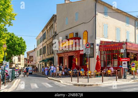 L'une des nombreuses rues et ruelles typiques de cafés et de boutiques colorés dans la ville historique de Saint-Rémy-de-Provence lors d'une belle journée d'été. Banque D'Images