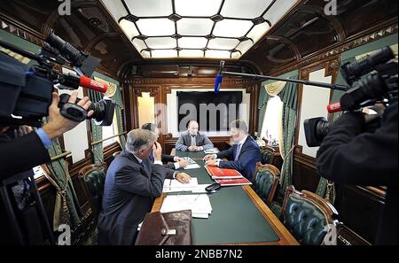 19 octobre 2012 - Vladimir Poutine a tenu une réunion dans un wagon blindé avec le vice-premier ministre Arkady Dvorkovich, le ministre des Transports Maxim Sokolov, et le chef des chemins de fer russes Vladimir Yakunin pour discuter du développement futur des chemins de fer et du trafic ferroviaire. Réunion sur le développement futur de la communication ferroviaire. Banque D'Images