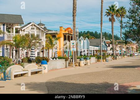 Avila Beach, Californie, États-Unis - 2 février 2023. La promenade de la ville d'Avila Beach regorge de restaurants, de boutiques, de patios, de bancs et d'œuvres d'art. Banque D'Images