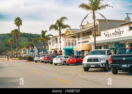 Avila Beach, Californie, États-Unis - 2 février 2023. La promenade de la ville d'Avila Beach regorge de restaurants, de boutiques, de patios, de bancs et d'œuvres d'art. Banque D'Images