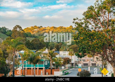 Avila Beach, Californie, États-Unis - 2 février 2023. Belle vue sur la plage d'Avila au coucher du soleil. Collines verdoyantes avec des maisons typiques de Californie, et belle c Banque D'Images