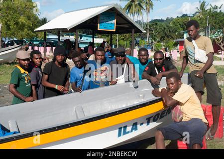 Hors-bord à Namatanai, sur la côte est de la Nouvelle-Irlande, Papouasie-Nouvelle-Guinée. Les bateaux assurent le service de la mine d'or de l'île de Lihir, au large. Banque D'Images