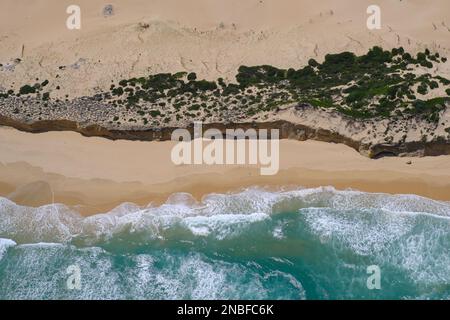 Partie éloignée de Eastern Cape Beach près de Woody Cape. Banque D'Images