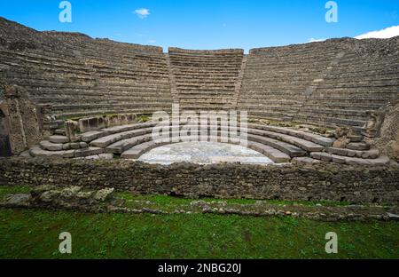 Vue sur les sièges en pierre du joli petit théâtre Teatro Piccolo Odeon. Au parc archéologique de Pompéi, près de Naples, en Italie. Banque D'Images