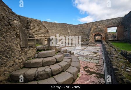 Vue sur les sièges en pierre du joli petit théâtre Teatro Piccolo Odeon. Au parc archéologique de Pompéi, près de Naples, en Italie. Banque D'Images