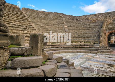 Vue sur les sièges en pierre du joli petit théâtre Teatro Piccolo Odeon. Au parc archéologique de Pompéi, près de Naples, en Italie. Banque D'Images