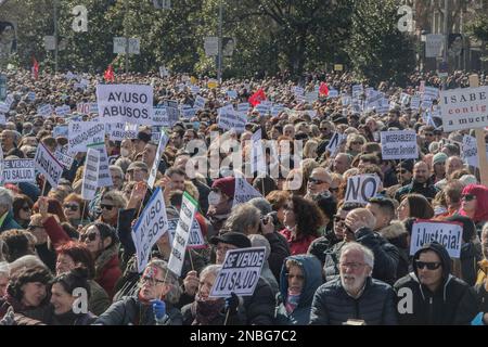 Madrid, Madrid, Espagne. 12th févr. 2023. Des milliers de personnes sont descendues dans les rues de Madrid pour défendre le système de santé publique. Sous le slogan 'Madrid se lève et exige la santé publique et des solutions au régime de soins primaires', la marche a été appelée par les ''voisins des quartiers et des villes de Madrid'' et soutenue par l'Association pour la défense de la santé publique, L’OMS exige une augmentation des dépenses de santé pour arrêter la fuite des médecins de Madrid ou la saturation des cliniques externes. (Credit image: © Alberto Sibaja/Pacific Press via ZUMA Press Wire) USAGE ÉDITORIAL SEULEMENT! Non Banque D'Images