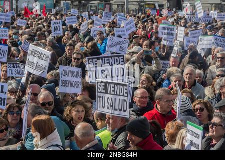 Madrid, Madrid, Espagne. 12th févr. 2023. Des milliers de personnes sont descendues dans les rues de Madrid pour défendre le système de santé publique. Sous le slogan 'Madrid se lève et exige la santé publique et des solutions au régime de soins primaires', la marche a été appelée par les ''voisins des quartiers et des villes de Madrid'' et soutenue par l'Association pour la défense de la santé publique, L’OMS exige une augmentation des dépenses de santé pour arrêter la fuite des médecins de Madrid ou la saturation des cliniques externes. (Credit image: © Alberto Sibaja/Pacific Press via ZUMA Press Wire) USAGE ÉDITORIAL SEULEMENT! Non Banque D'Images