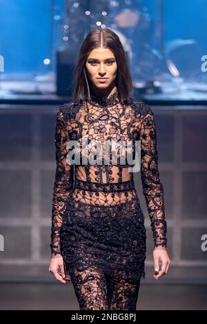 New York, États-Unis. 13th févr. 2023. Un mannequin marche sur la piste du spectacle de mode Cucculelli Shaheen au Webster Hall pendant la New York Fashion week 2023 à New York. Crédit : SOPA Images Limited/Alamy Live News Banque D'Images