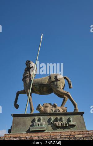 La grande statue en bronze, centaure, sculpture à une extrémité de la section du forum. Au parc archéologique de Pompéi, près de Naples, en Italie. Banque D'Images