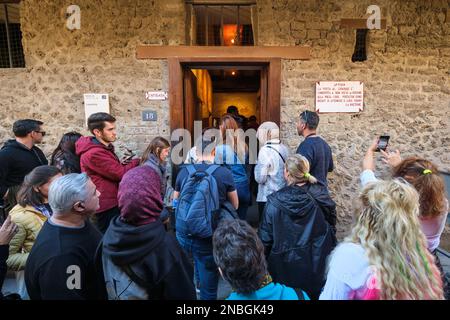 Groupes de touristes, les visiteurs s'empassent, foule l'entrée de la façade du brothel, ce qui rend difficile la visite du site. Au parc archéologique de Pompéi, près de la NAPL Banque D'Images