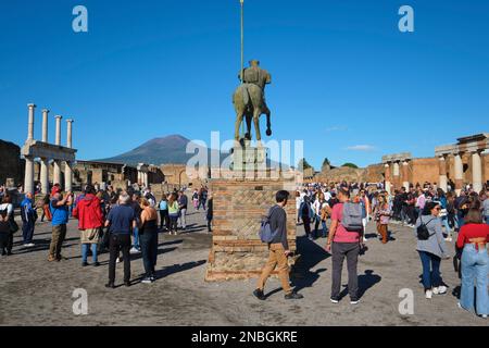 Groupes de touristes, pack de visiteurs, foule la zone du forum, occupé posant pour des photographies, selfies. Au parc archéologique de Pompéi, près de Naples, en Italie. Banque D'Images