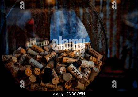 Le vin est servi dans un bol géant en verre reflétant la ville Banque D'Images