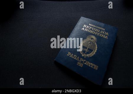 Buenos Aires, Argentine. 13th févr. 2023. Un passeport argentin peut être vu sur un bureau. Credit: Florencia Martin/dpa/Alay Live News Banque D'Images