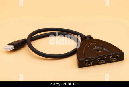 Commutateur HDMI compact isolé sur fond jaune Banque D'Images