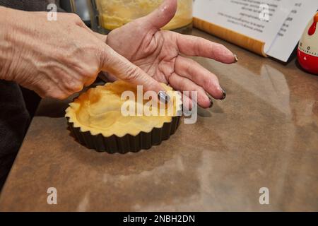 Processus de fabrication de la base pour la tarte à la crème ronde au chocolat et aux fraises. Recette française Banque D'Images