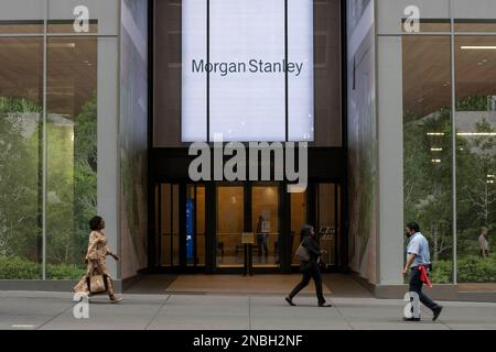 Les gens se promènaient devant la 522 Fifth Avenue Branch de Morgan Stanley à Midtown Manhattan, New York, le matin, jeudi, 7 juillet, 2022. Banque D'Images