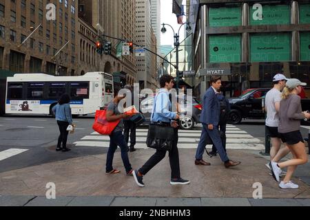 Scène de rue sur Lexington Avenue dans Midtown Manhattan, New York, pendant l'heure de pointe du matin vendredi, 8 juillet 2022. Banque D'Images