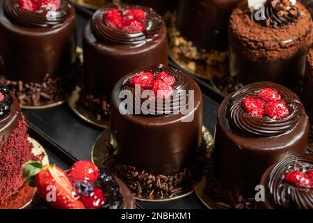 Types de gâteaux. Délicieux gâteaux en vrac au comptoir de pâtisserie. gros plan Banque D'Images