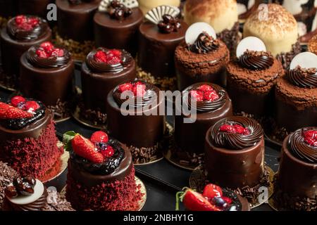 Types de gâteaux. Délicieux gâteaux en vrac au comptoir de pâtisserie. gros plan Banque D'Images