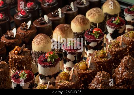 Types de gâteaux. Délicieux gâteaux en vrac au comptoir de pâtisserie. gros plan Banque D'Images