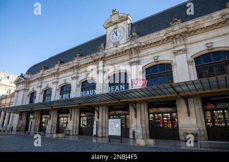 Bordeaux , Aquitaine France - 30 01 2023 : logo SNCF marque et texte du signe sur le mur de la gare de bordeaux Société nationale de la compagnie ferroviaire française à Banque D'Images